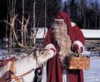 Санта-Клаус давая кормить оленей